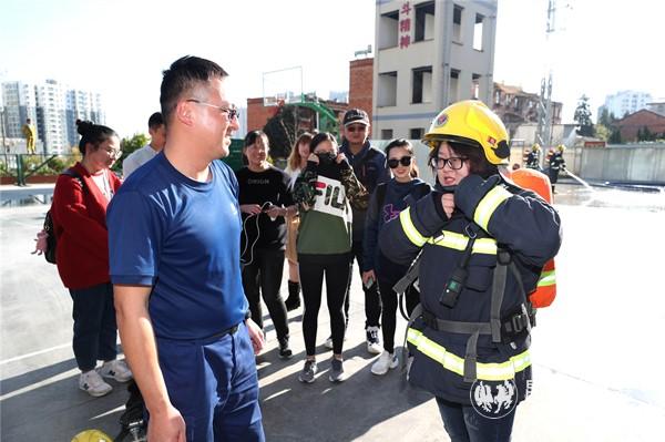 市民體驗試穿消防服。