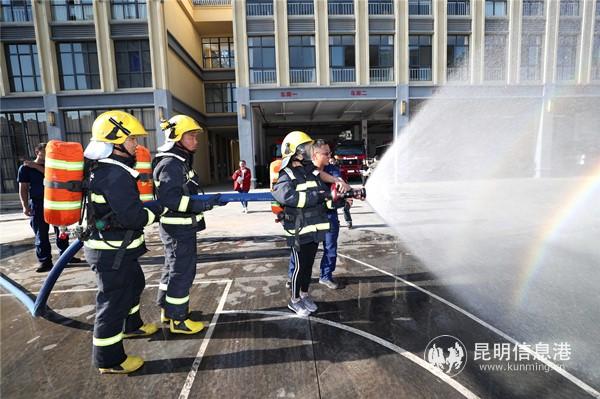 市民在消防員幫助下體驗消防水槍。昆明日報 記者李海曦攝