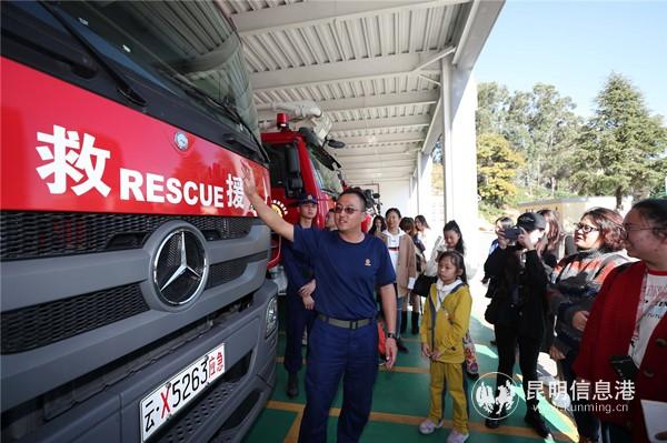 消防車介紹。昆明日報 記者李海曦攝