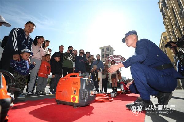 消防設(shè)施講解。昆明日報記者李海曦攝
