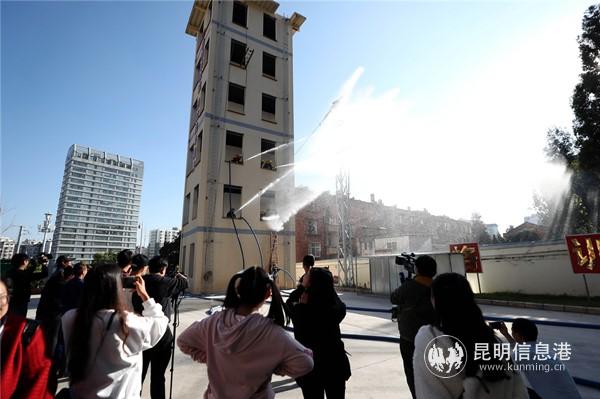 消防員操練展示。昆明日報 記者李海曦攝