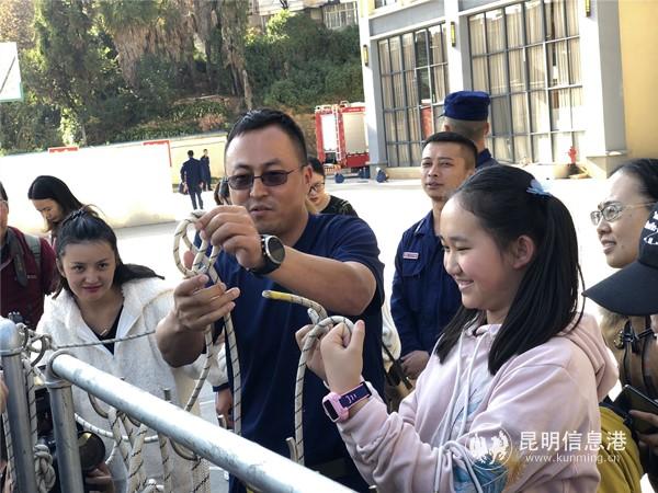 小朋友跟隨消防員學(xué)習(xí)實用繩節(jié)系法。