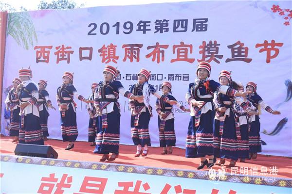 豐富多彩的文藝表演 豐富多彩的文藝表演