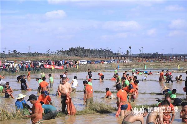 摸魚比賽現(xiàn)場 摸魚比賽現(xiàn)場