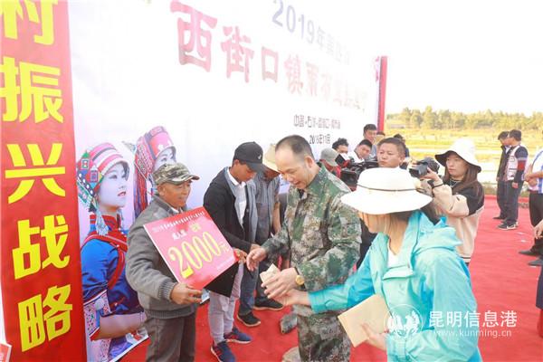 冠軍領(lǐng)取2000元獎金 冠軍領(lǐng)取2000元獎金