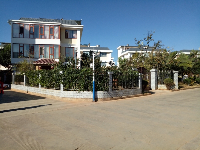 嵩明金葉花園小區(qū)一角