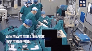 手術(shù)中發(fā)生地震，監(jiān)控記錄下這樣一幕……