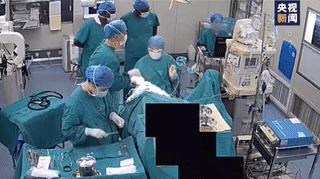 手術(shù)中發(fā)生地震，監(jiān)控記錄下這樣一幕……