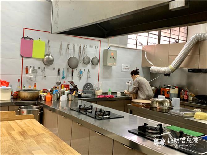 家政培訓(xùn)基地中的廚房。