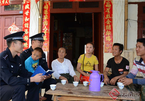 德宏邊境管理支隊(duì)姐相邊境派出所民警將矛盾調(diào)解工作做到群眾身邊，全力實(shí)現(xiàn)矛盾化解在基層。鄭治獻(xiàn) 攝