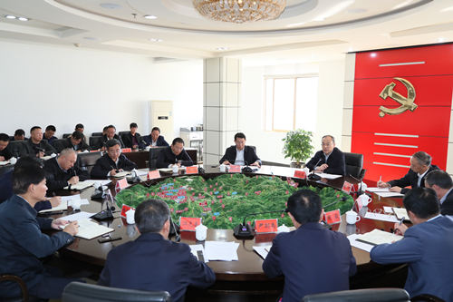 阮成發(fā)省長(zhǎng)在昭通市龍泉街道環(huán)北路社區(qū)調(diào)研＂不忘初心、牢記使命”主題教育及基層黨建。記者顧斌 攝