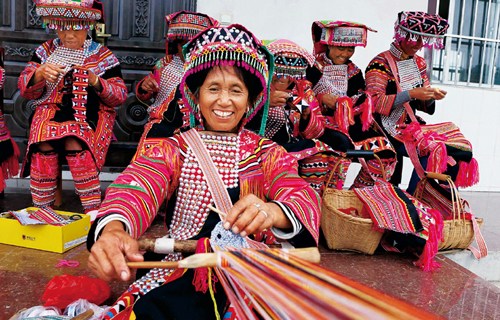 圖為臨滄市雙江縣千蚌村忙品村民小組的拉祜族婦女在縫制民族服飾。云南日?qǐng)?bào)社供圖