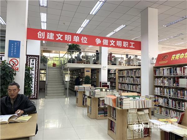 稿1 昆明市圖書館主動(dòng)延長夜間服務(wù)時(shí)間。