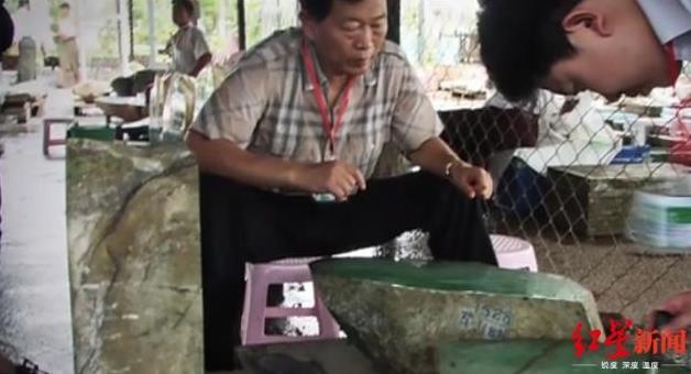 ▲趙興龍?jiān)诳呆浯湓▓D據(jù)東方金鈺官網(wǎng)宣傳視頻)
