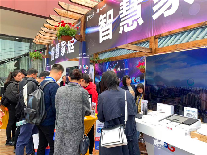 電信展區(qū)人頭攢動