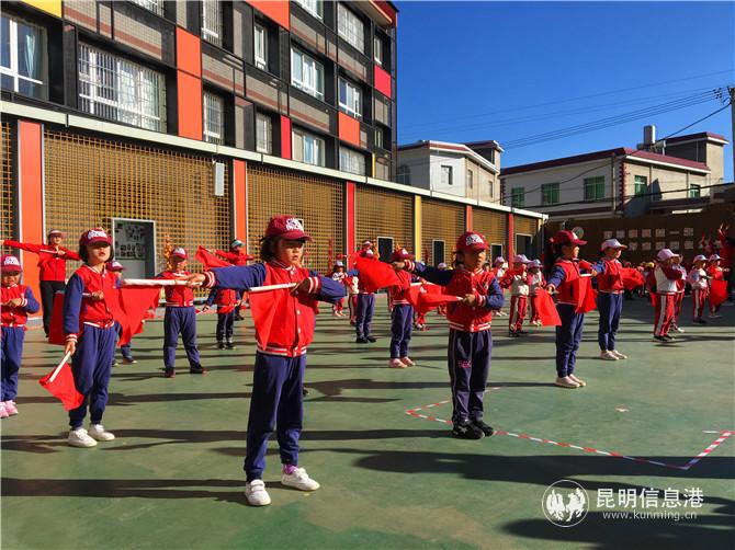 圖1 采訪(fǎng)團(tuán)來(lái)到西翥二幼，孩子們正在開(kāi)展戶(hù)外活動(dòng)。