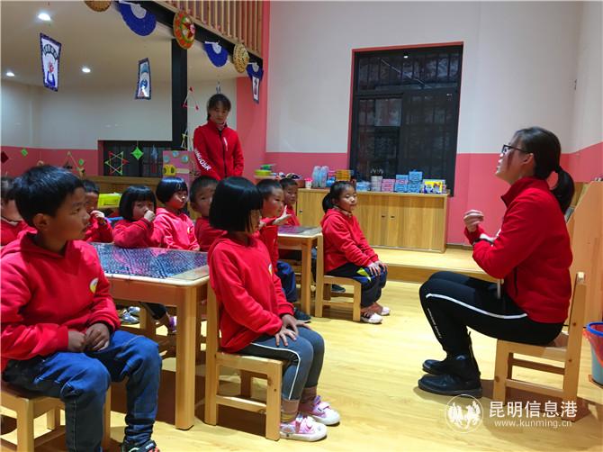 2 隨著城鄉(xiāng)一體化學(xué)前教育戰(zhàn)略的發(fā)展，如今，農(nóng)村孩子也能享受到優(yōu)質(zhì)和豐富的學(xué)前教育資源。