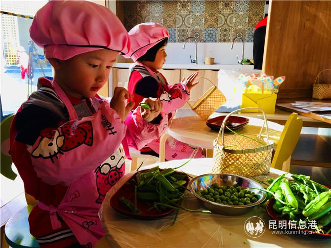 3 孩子們自己動(dòng)手體驗(yàn)做家務(wù)。