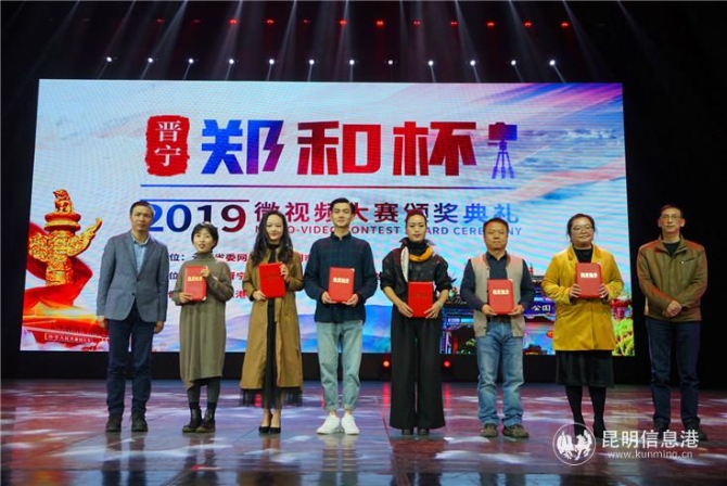 一、二、三等獎(jiǎng)作品作者接受現(xiàn)場(chǎng)頒獎(jiǎng)