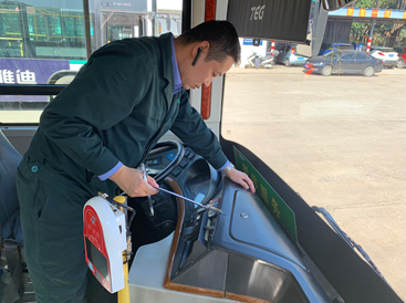 駕駛員進(jìn)行車輛檢查(昆明公交十八車隊(duì)開展車容車貌衛(wèi)生大檢查)