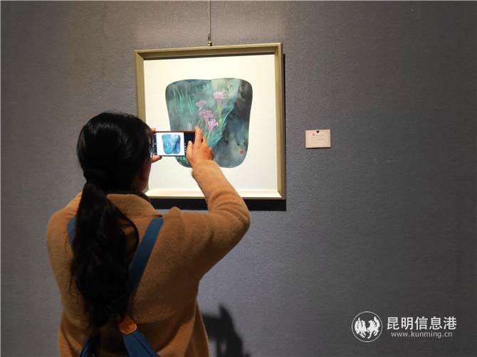 美術(shù)愛好者用手機記錄下她喜歡的畫作