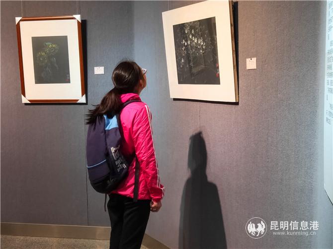 耿炎的學生在認真欣賞老師的畫作