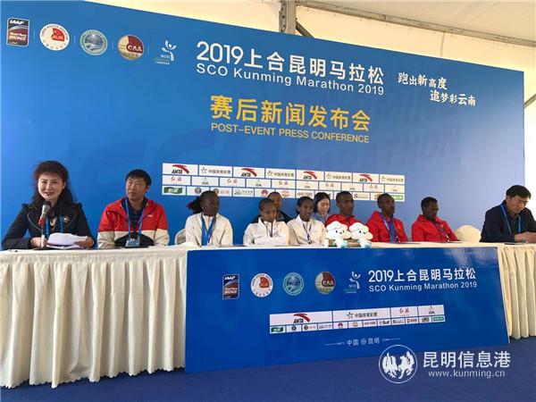2019上合昆明馬拉松全馬男女子組前三名。記者勞學(xué)麗 攝