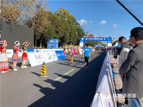 楊定宏正在沖向終點。記者勞學(xué)麗 攝