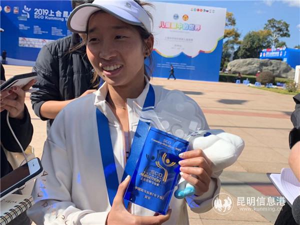 潘銀麗獲得全程馬拉松女子組中國籍冠軍。掌上春城記者許滸 攝