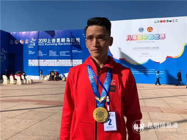 云南選手楊定宏獲得本次半程馬拉松男子組的亞軍。記者勞學(xué)麗 攝