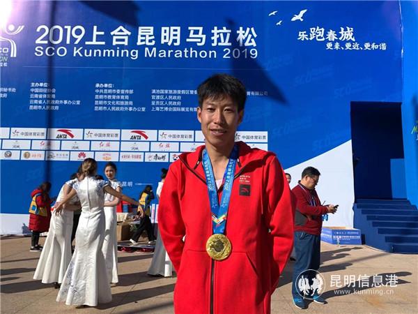 來自云南大理的杜建榮獲得本次半程馬拉松男子組的季軍。記者勞學(xué)麗 攝