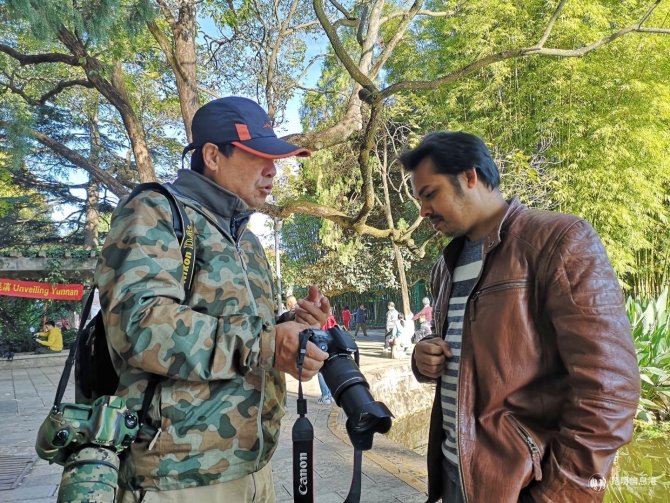 王建中正在教馬瑞凱攝影 韋嘉萍 攝