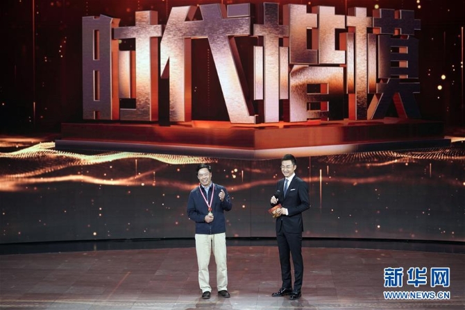 （圖文互動）（2）中宣部授予朱有勇“時代楷?！狈Q號