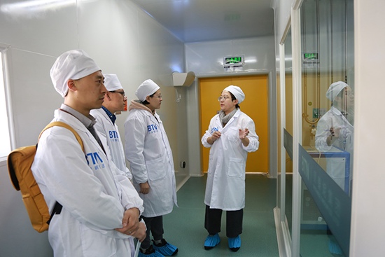 記者在云南貝泰妮生物科技集團(tuán)有限公司參觀生產(chǎn)線。 李發(fā)興攝