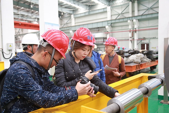 記者在云南浩鑫鋁箔有限公司采訪。 李發(fā)興攝