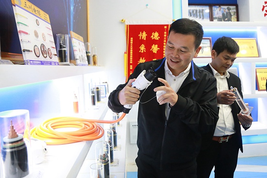 昆明三川電線電纜有限公司負(fù)責(zé)人向記者介紹公司產(chǎn)品。 李發(fā)興攝