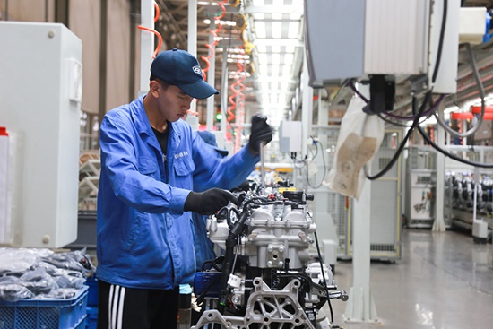 昆明云內(nèi)動(dòng)力股份有限公司的裝配工人。 李發(fā)興攝