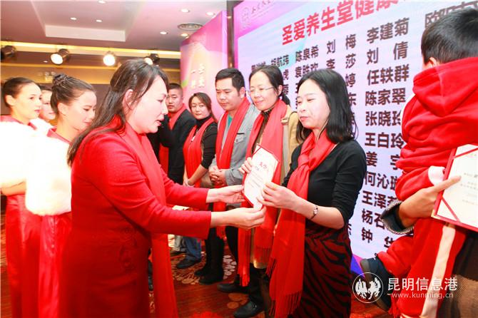 華龍圣愛(ài)中醫(yī)集團(tuán)董事長(zhǎng)劉瓊為圣愛(ài)健康公益大使頒發(fā)獎(jiǎng)狀 華龍圣愛(ài)中醫(yī)集團(tuán)董事長(zhǎng)劉瓊為圣愛(ài)健康公益大使頒發(fā)獎(jiǎng)狀