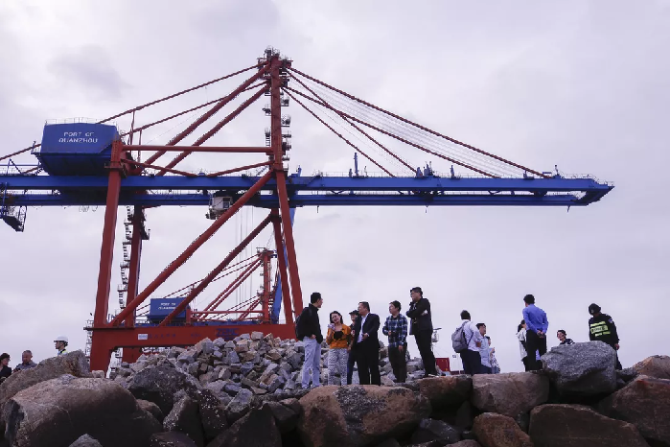 “船”針引線，他們?cè)诤Ｉ侠C了一幅“絲路圖”