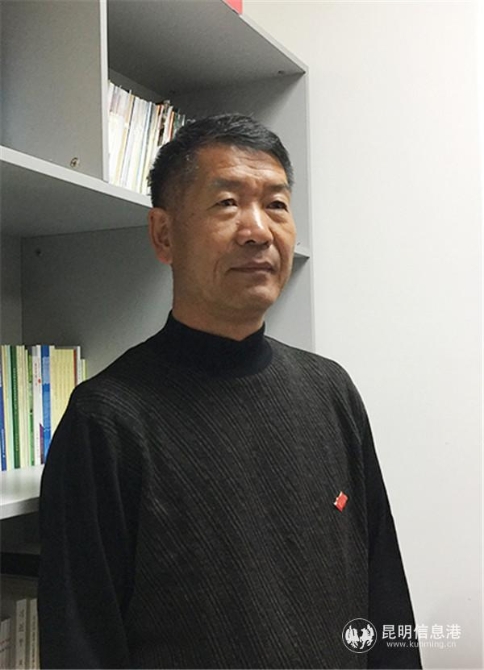 市林業(yè)和草原局黨組成員、副局長(zhǎng)、機(jī)關(guān)黨委書記李建安接受采訪。記者孫紅亮攝