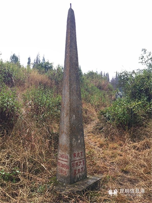 “前寒武系（震旦系）——寒武系”的地層分界線石碑。記者孫紅亮攝