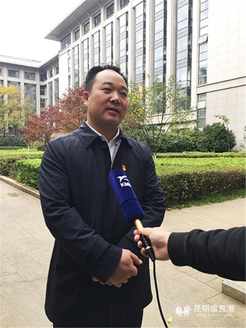 昆明市統(tǒng)計(jì)局黨組書記歐明鋒接受采訪。記者孫紅亮攝