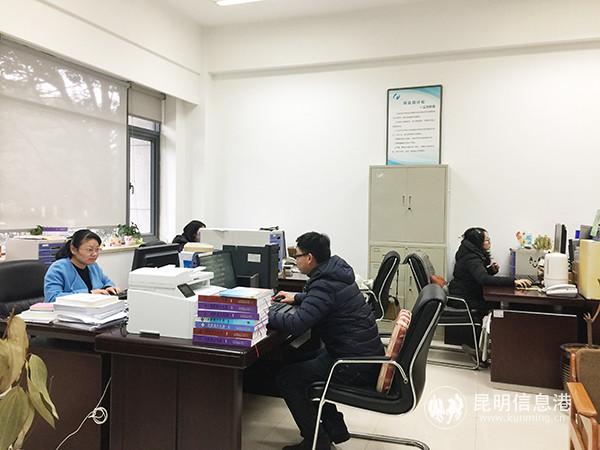 市統(tǒng)計(jì)局工作人員正在辦公。記者孫紅亮攝