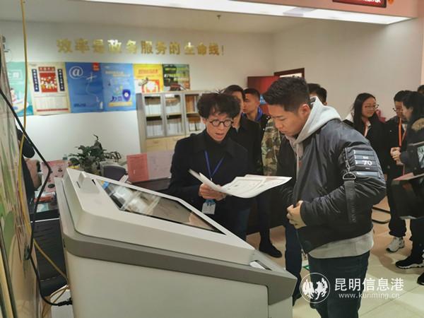 市民現(xiàn)場打印營業(yè)執(zhí)照。