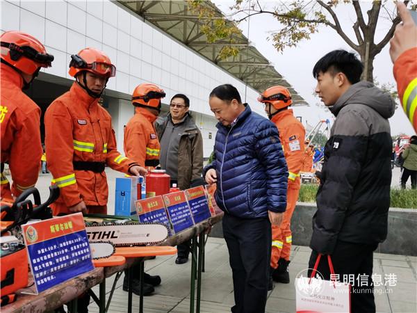 裝備展示區(qū)吸引了市民駐足觀看了解。