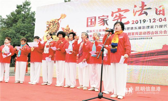 文藝隊群口快板宣傳憲法知識。記者黃曉松攝