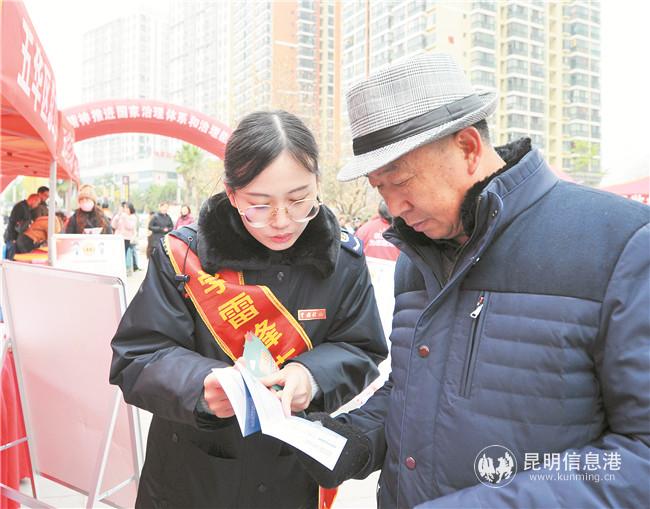 五華區(qū)分會場市民現(xiàn)場咨詢。 記者劉凱達(dá)攝