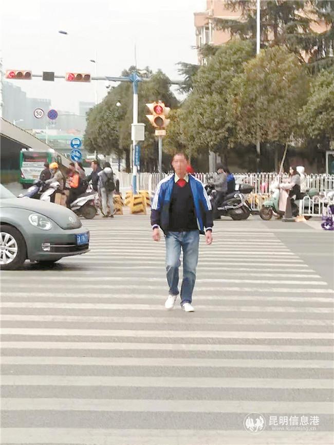 正在闖紅燈的行人 正在闖紅燈的行人