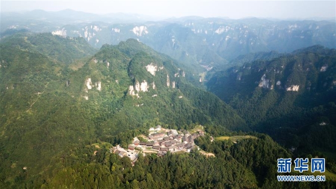 （在習(xí)近平新時(shí)代中國特色社會主義思想指引下——新時(shí)代新作為新篇章·總書記關(guān)切脫貧事·圖文互動(dòng)）（1）精準(zhǔn)扶貧：提速脫貧奔小康