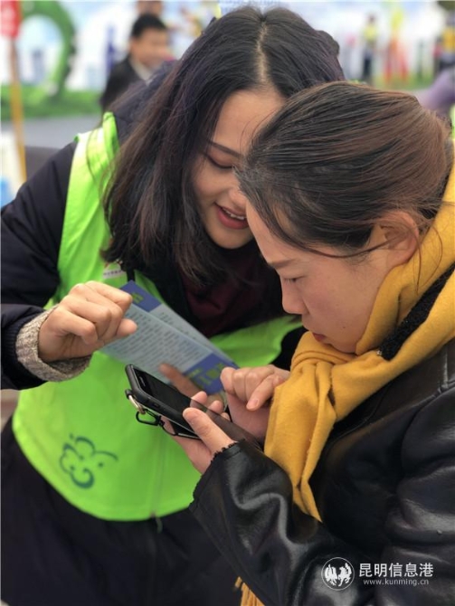 志愿者現(xiàn)場使用“益米”進(jìn)行兌換